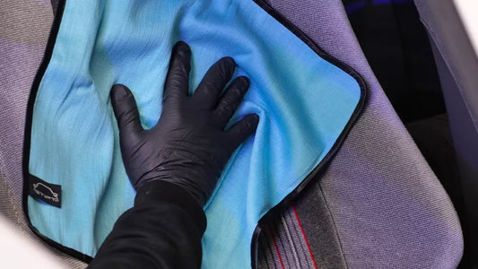 Autobekleding reinigen met fabrieksnieuw resultaat