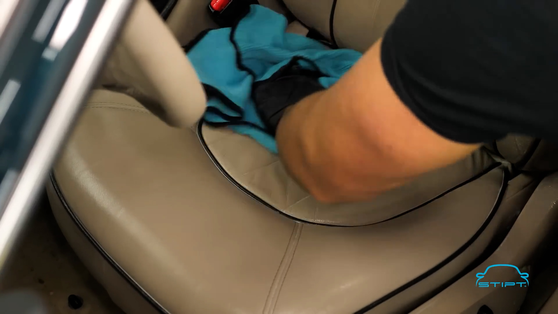 Interior Matt Cleaner afnemen met droogdoek