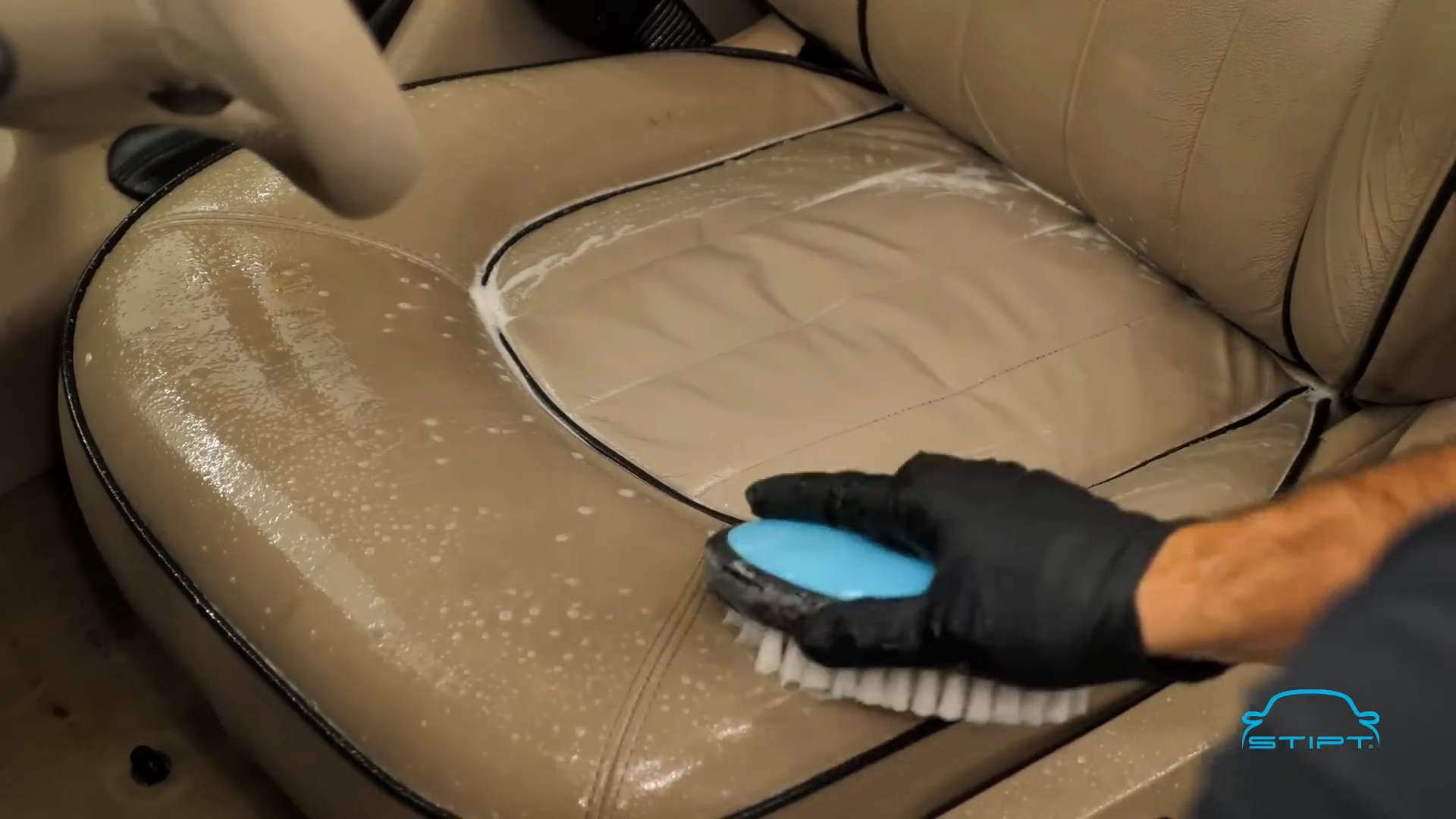 Interior Matt Cleaner op lederen autostoel