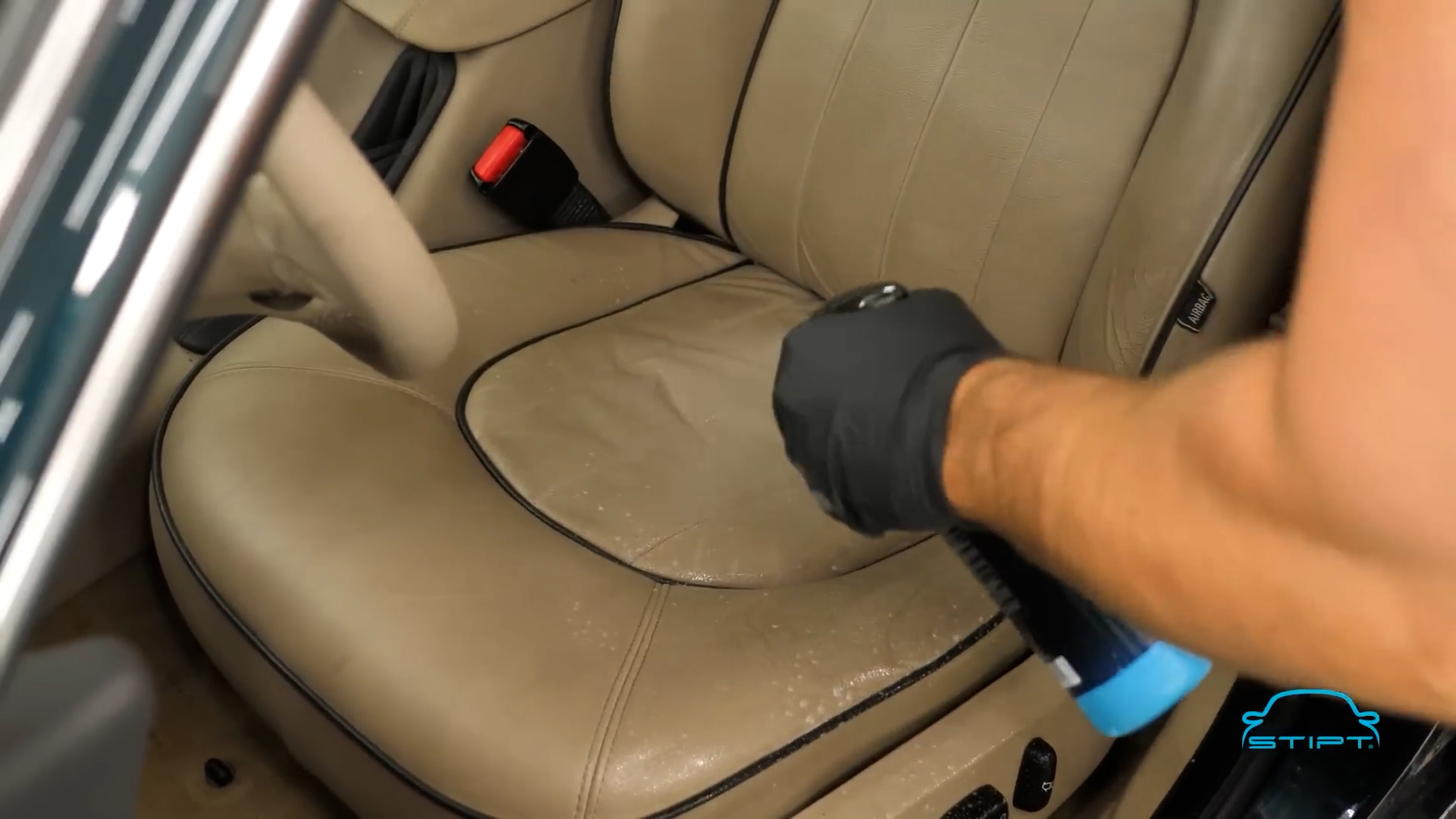 Interior Matt Cleaner insprayen op interieur