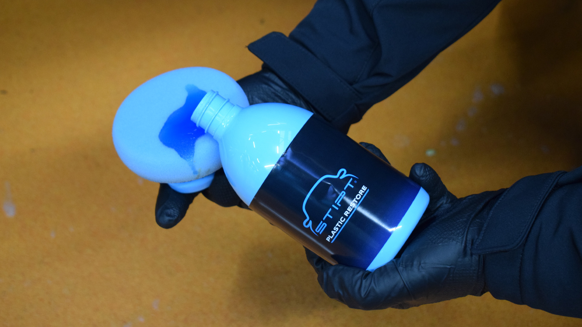Plastic Restore aanbrengen op de spons