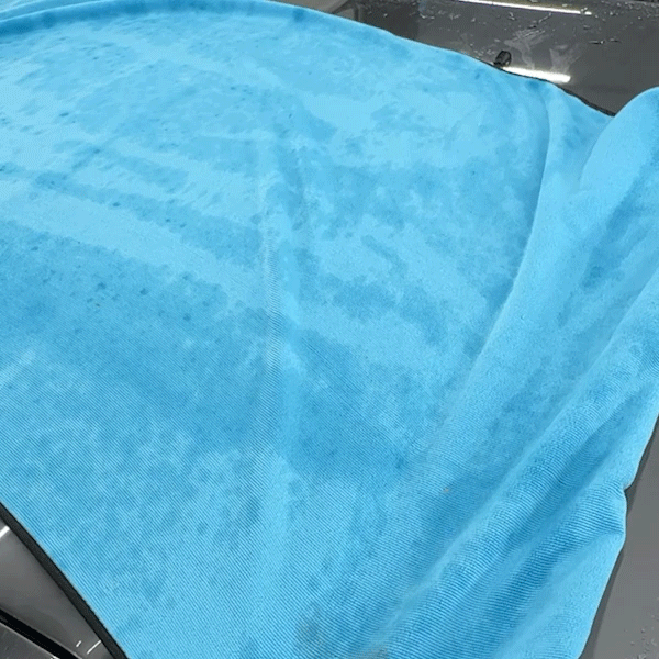 Motorkap drogen met de Giant Dry Towel