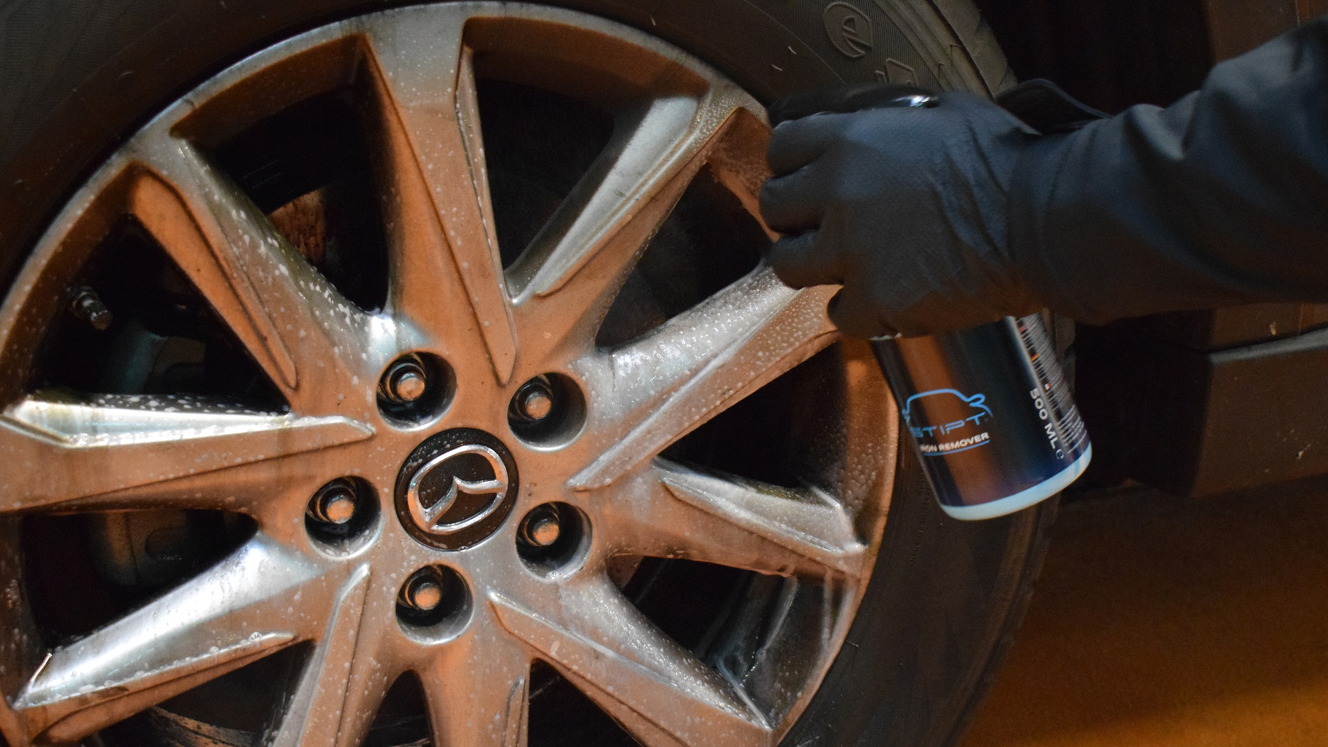 Stipt Iron remover sprayen op de velg
