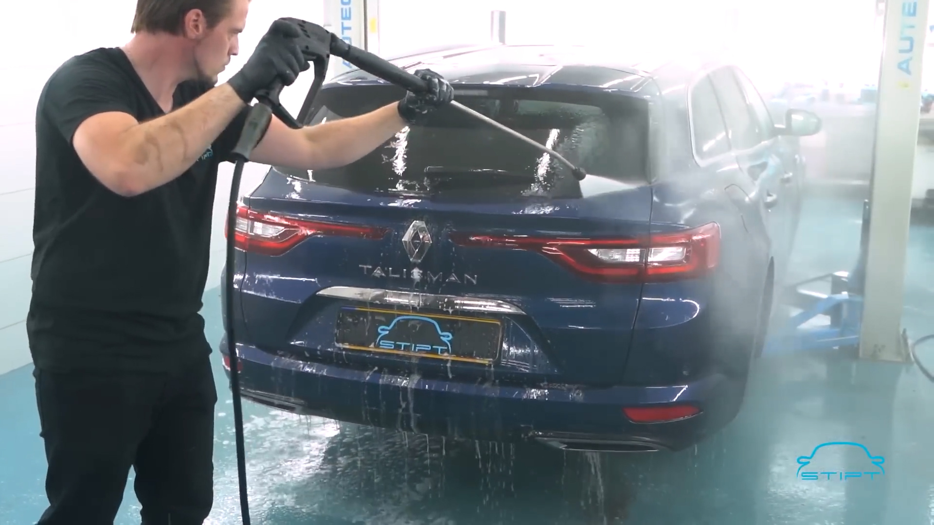 Auto afspoelen met hoge drukspuit