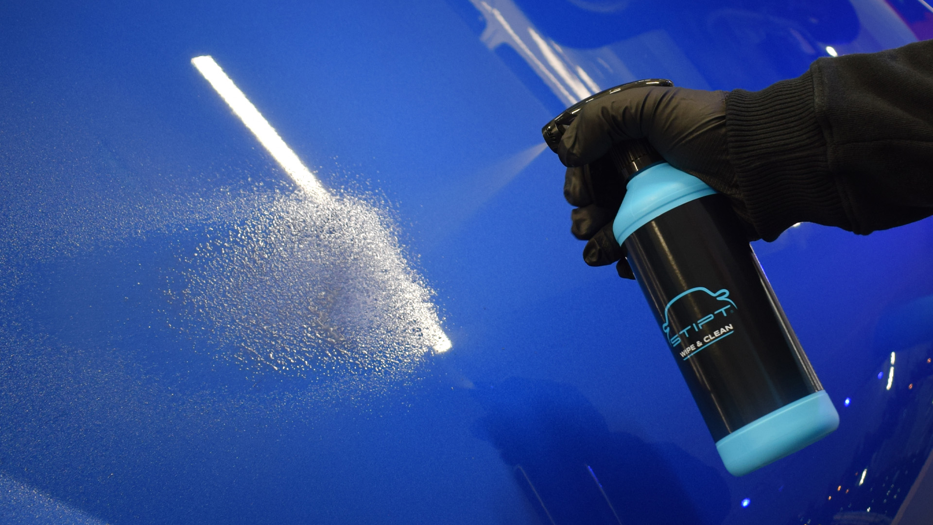 Stipt Wipe & Clean aanbrengen op de auto lak