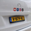 Stipt kentekenhouder op witte Mercedes