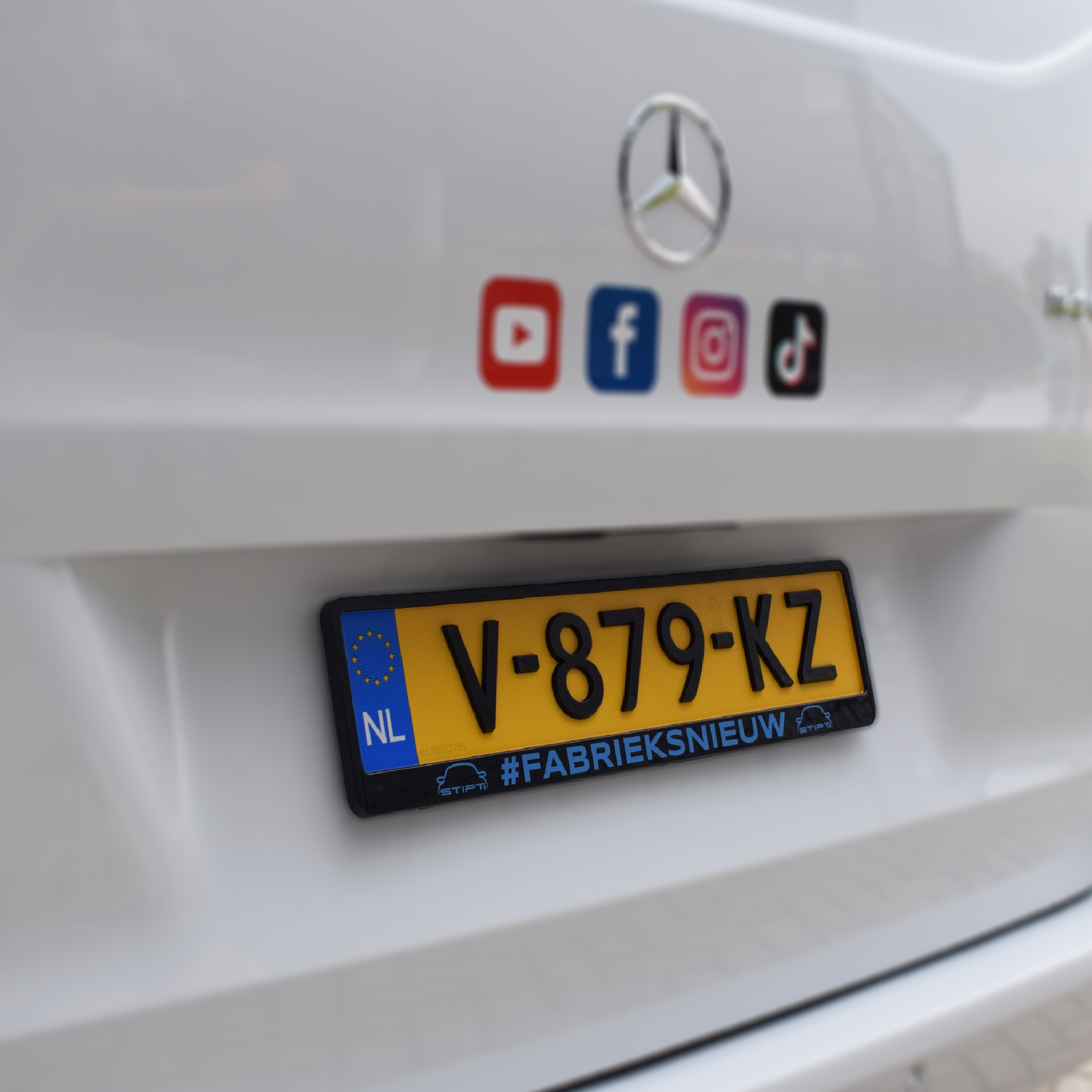 Stipt kentekenhouder op witte Mercedes