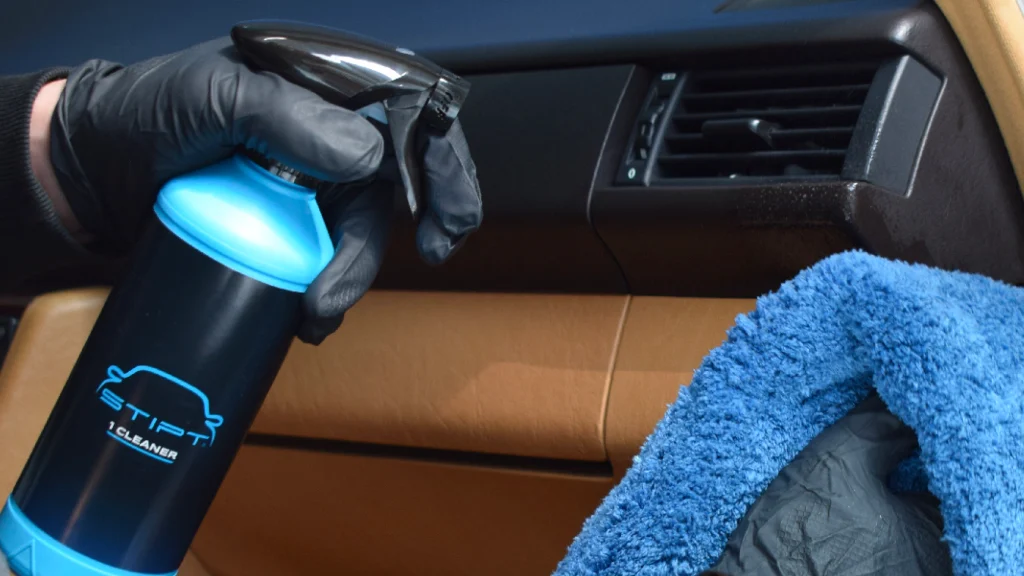 auto schoonmaken van binnen