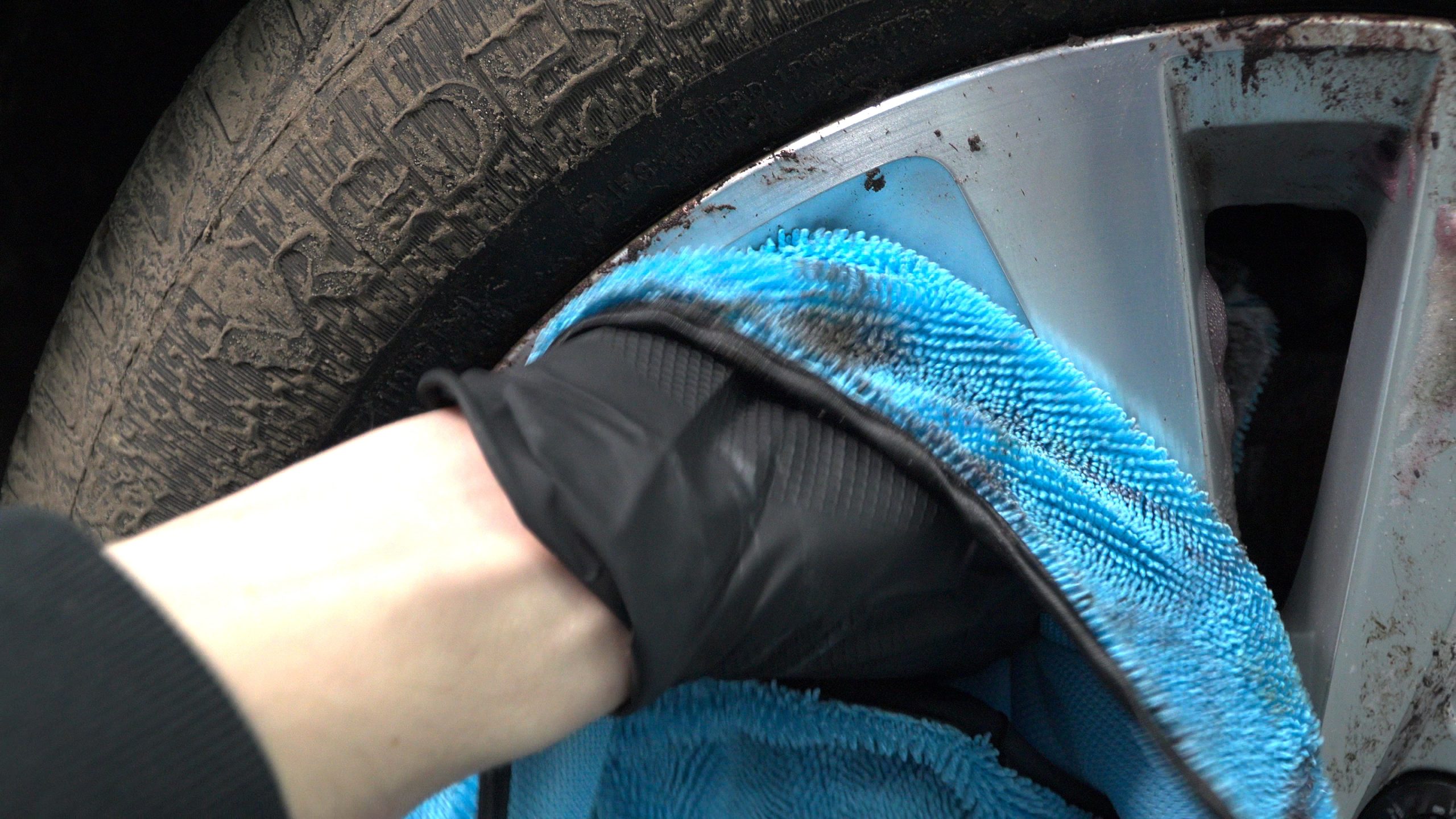 Velg detailreiniging met Stipt Wheel Towel voor randen en moeilijk bereikbare hoeken