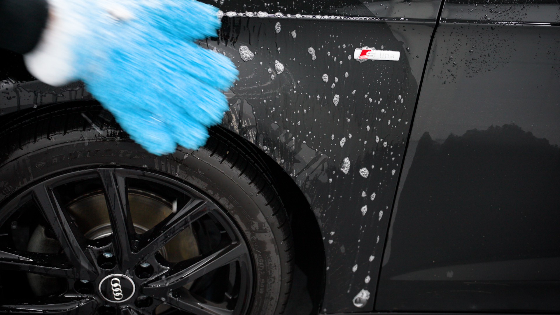 Auto wassen met wash glove en autoshampoo voor veilige reiniging zonder krassen