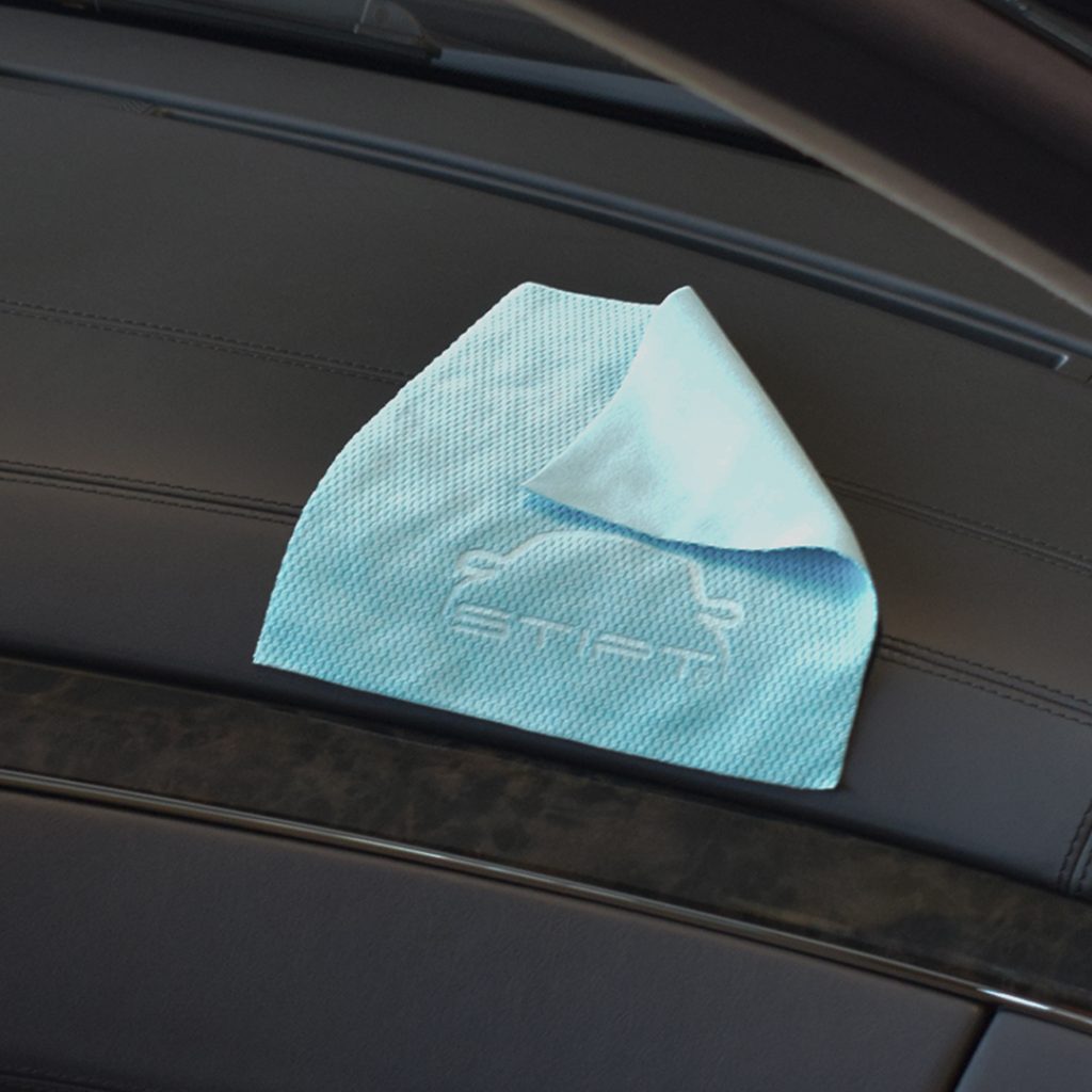 cockpit towel op dashboard