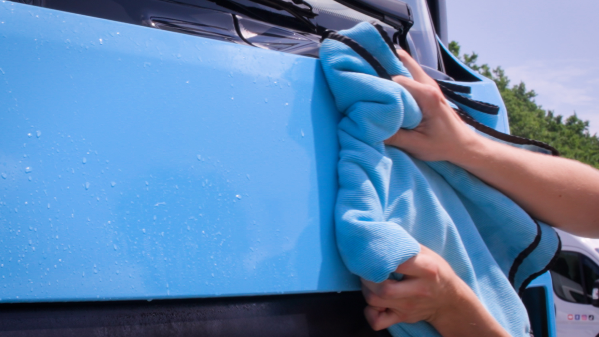 Stipt Giant Dry Towel droogt een blauwe vrachtwagen na het wassen voor een streeploze afwerking