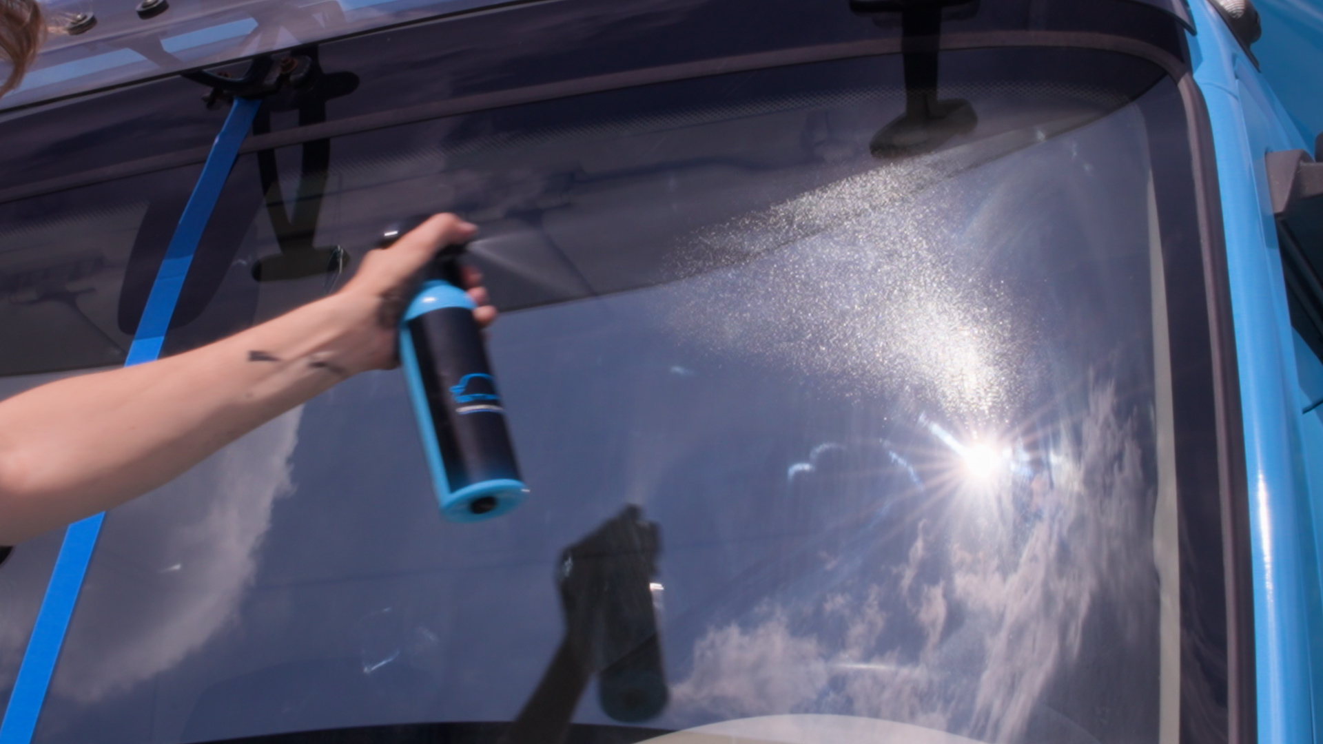 Stipt Ceramic Coating wordt op de voorruit van een blauwe vrachtwagen gesprayd voor extra bescherming