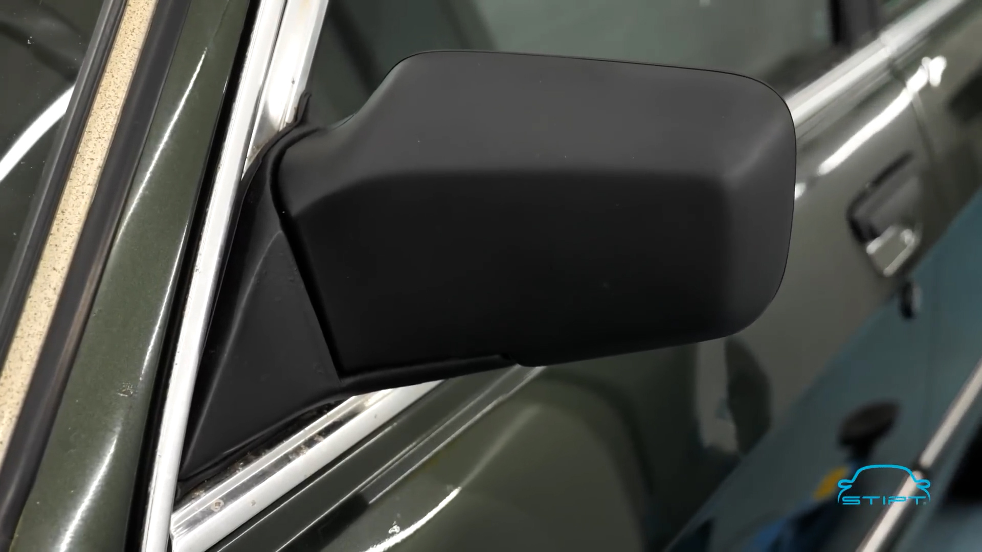 Kunststof buitenspiegel van een auto na behandeling met Stipt Plastic Restore